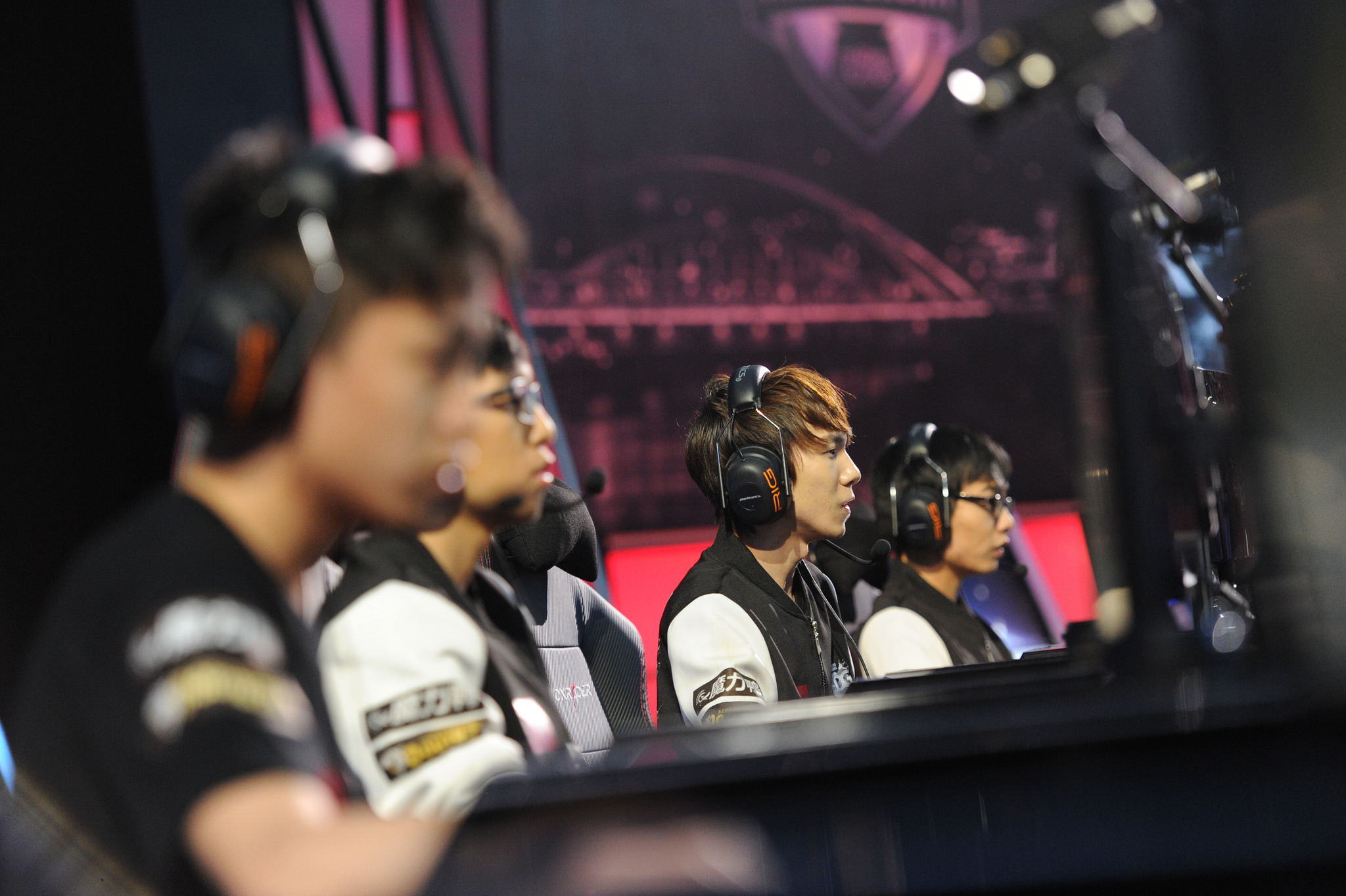 S15LOL全球总决赛各战队定妆照发布,BLG黑金战袍获好评 S15LOL全球总决赛各战队定妆照发布,BLG黑金战袍获好评